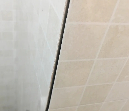华宁瓷砖空鼓维修公司分享阳台瓷砖脱落的修复过程可以分为以下几个步骤