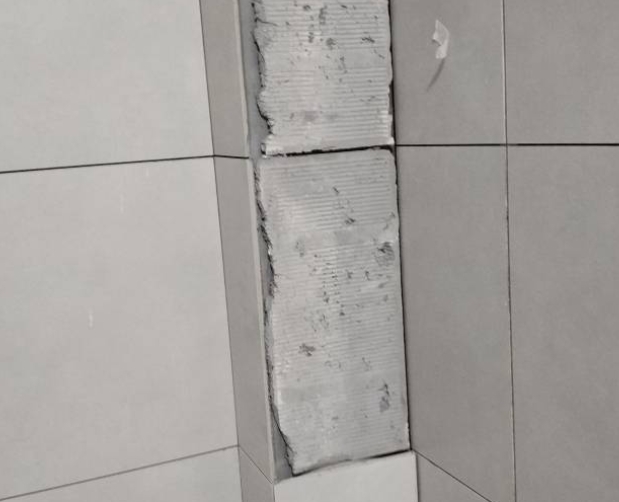 华宁瓷砖空鼓维修公司分享下瓷砖施工前基层浇水润湿程度不足，可能导致以下问题