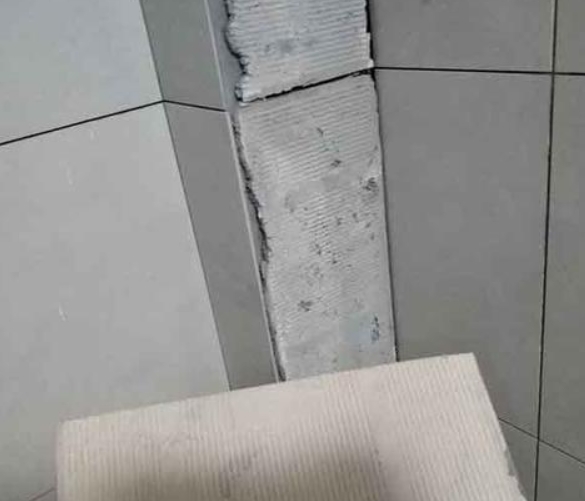 华宁瓷砖空鼓维修公司分享下厨房瓷砖脱落的补救措施。